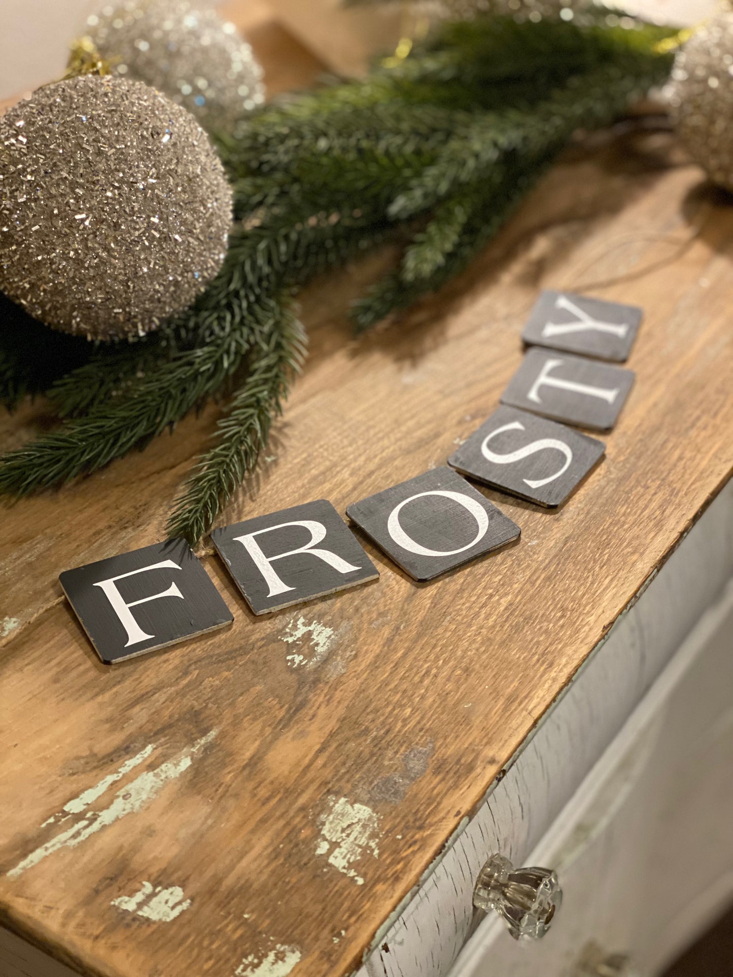 FROSTY Garland