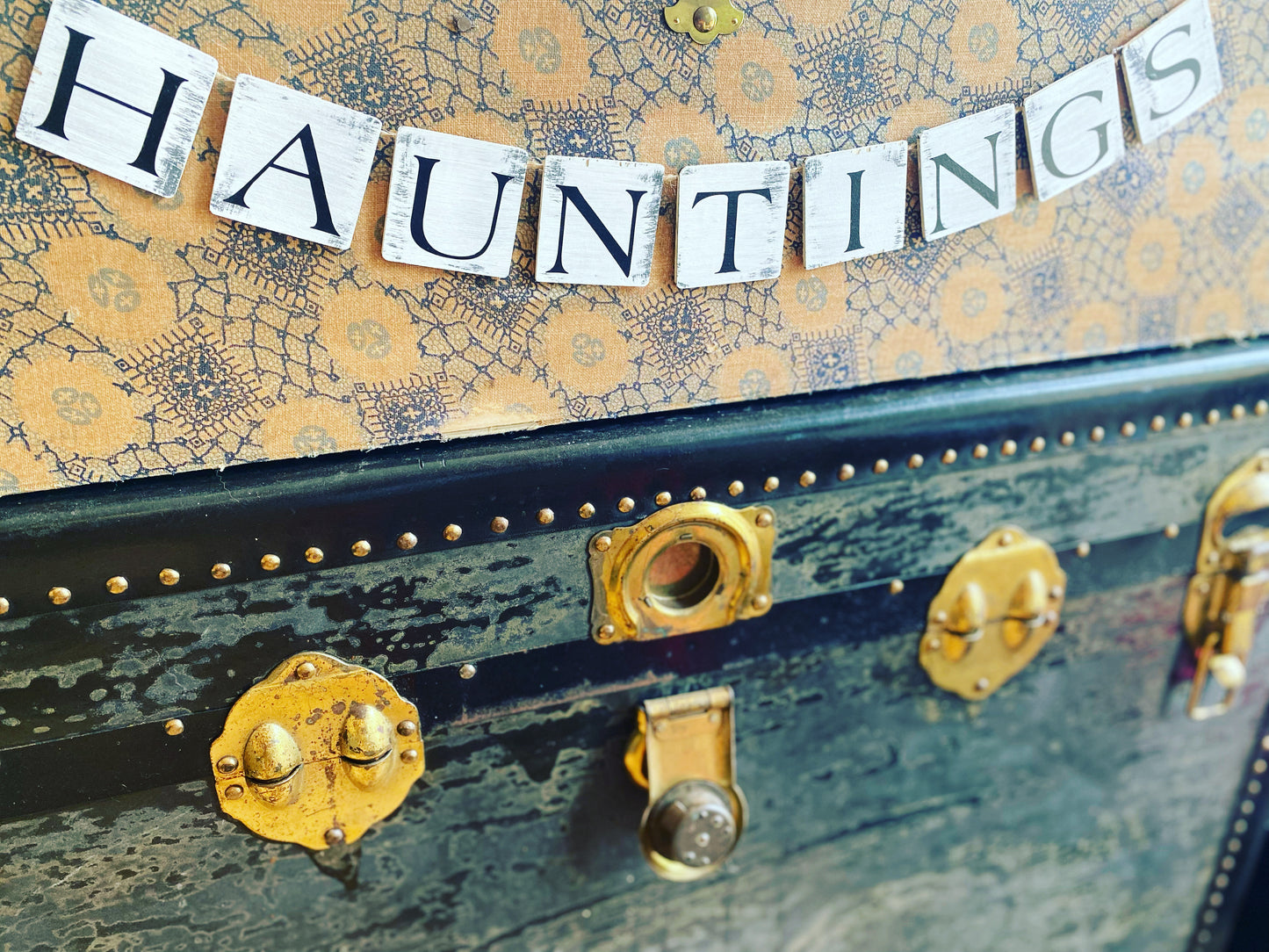 HAUNTINGS Garland